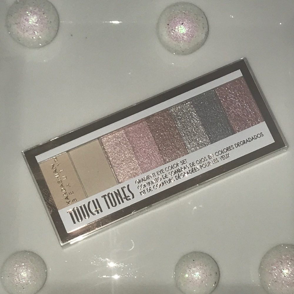 Kardashian Beauty Touch Tones Eye Shadow in Echo